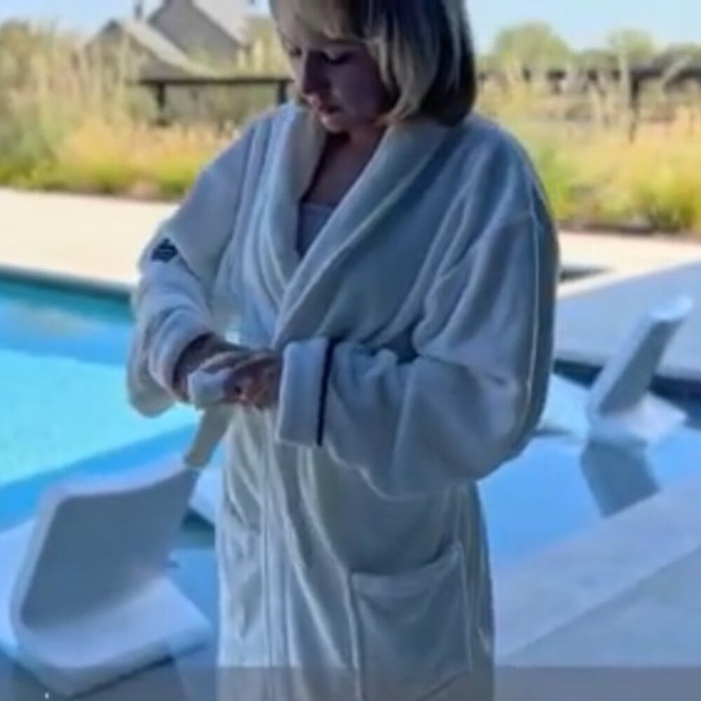 Tommy Bahama White Bathrobe with Black Trim NWT - Picture 5 of 7